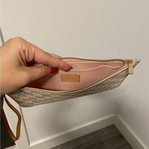 Louis Vuitton 
Pochette Wristlet - Picture 3 of 4